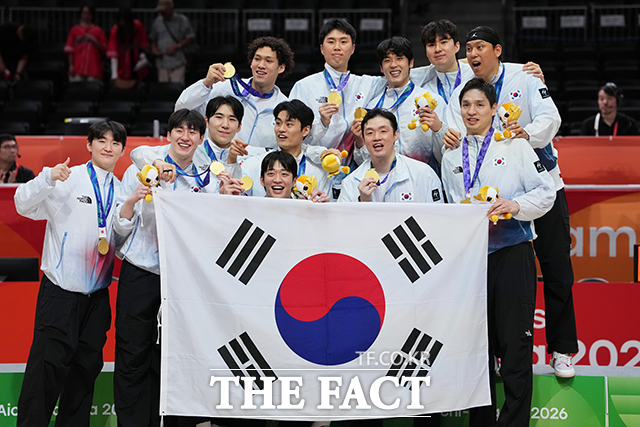 12년 만에 다시 금메달 획득한 한국 농구대표팀. /AP.뉴시스