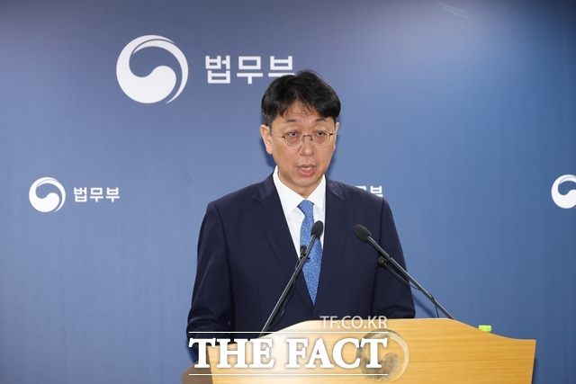 이응철 법무부 검찰국장이 22일 경기 과천 정부과천청사 법무부에서 공소청 직제안 관련 브리핑을 하고 있다. /뉴시스
