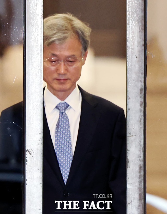조희대 대법원장이 22일 오후 서울 서초구 대법원 청사에서 퇴근하고 있다. /뉴시스