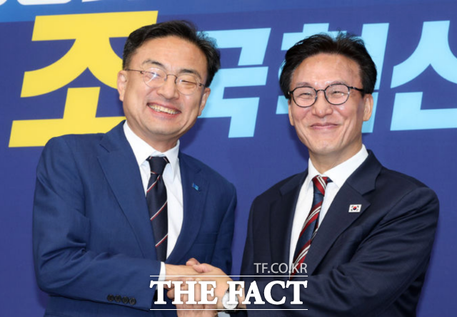 조희대 대법원장이 청와대의 대법관 후보자 재제청 요청을 거부하면서 범여권에선 '2차 사법개혁'이 필요하다는 주장이 힘을 얻고 있다. 사진은 신장식 조국혁신당 대표(왼쪽)가 지난달 24일 국회에서 김민석 더불어민주당 대표를 접견하며 기념촬영을 하고 있는 모습. /뉴시스