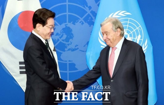 이재명 대통령이 22일(현지시간) 미국 뉴욕 유엔 사무국에서 안토니우 구테레쉬 유엔 사무총장과 면담에 앞서 악수하고 있다. /뉴시스