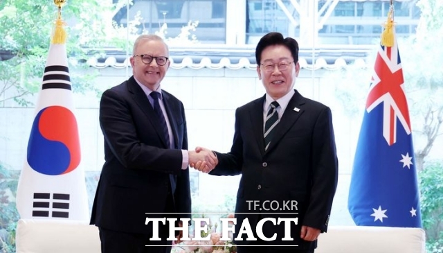 이재명 대통령이 22일(현지시간) 미국 뉴욕에서 앤소니 알바니지 호주 총리와 정상회담을 갖고 기념촬영을 하고 있다. /뉴시스