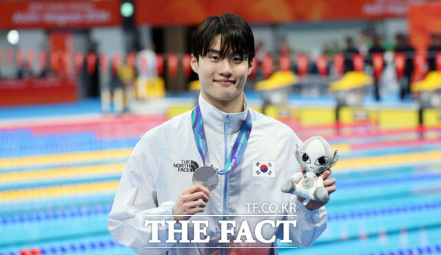 23일(현지 시간) 오후 일본 도쿄도 고토구 도쿄아쿠아틱스센터에서 열린 2026 아이치·나고야 아시안게임 경영 남자 자유형 200m 시상식에서 은메달을 획득한 한국 황선우가 기념촬영을 하고 있다. /뉴시스