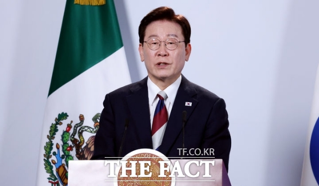 이재명 대통령이 24일(현지시간) 멕시코 멕시코시티 대통령궁에서 클라우디아 셰인바움 대통령과 정상회담을 가진 뒤 공동언론발표를 하고 있다. /뉴시스