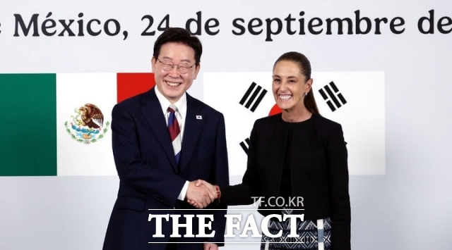 이재명 대통령이 24일(현지시간) 멕시코 멕시코시티 대통령궁에서 클라우디아 셰인바움 대통령과 공동언론발표를 가진 뒤 기념촬영을 하고 있다. /뉴시스