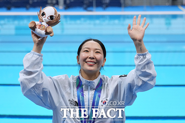한국 여자 다이빙 간판 김수지가 28일 일본 도쿄 아쿠아틱스 센터에서 열린 2026 아이치·나고야 아시안게임 다이빙 여자 1m 스프링보드 결선 경기에서 245.05점으로 동메달을 차지한 후 기뻐하고 있다. /도쿄=AP.뉴시스