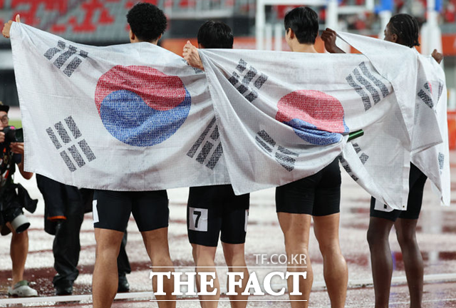 28일 오후(현지 시간) 일본 나고야 미즈호 파크 육상경기장에서 열린 2026 아이치·나고야 아시안게임 육상 남자 400m 계주 결승, 동메달을 차지한 대한민국 선수들이 기념촬영 하고 있다, /뉴시스