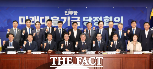 김민석(앞줄 가운데) 더불어민주당 대표와 윤호중(앞줄 왼쪽 네번째) 행정안전부 장관을 비롯한 전국 시도지사와 당정 관계자들이 29일 오전 서울 여의도 국회 의원회관에서 열린 미래대응기금 관련 당정협의회의에서 기념촬영을 하고 있다. /뉴시스