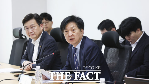 더불어민주당 K자본시장특별위원회가 공시 강화와 '베어허그(Bear Hug)' 제도 도입, 스튜어드십 코드 활성화 등 자본시장 제도 개혁에 속도를 낸다고 밝혔다. 사진은 29일 오전 서울 여의도 국회 의원회관에서 열린 K-자본시장특별위원회 실무 당정협의회에서 인사말을 하고 있는 오기형 특위 위원장. /뉴시스