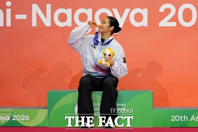 메달 하나로 특별한 연예인이 된 것도 아니다라고 말했던 스물한 살의 청년은 3년 뒤 아시안게임 역사를 새로 썼다. 화려한 유혹보다 코트를 먼저 바라봤고, 박수받는 시간보다 땀 흘리는 시간을 더 길게 가져갔다./이치노미야=AP.뉴시스