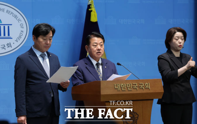 김병주 더불어민주당 국방위원회 간사가 30일 서울 여의도 국회 소통관에서 북한 지뢰 폭발 관련 규탄 기자회견을 하고 있다. /뉴시스