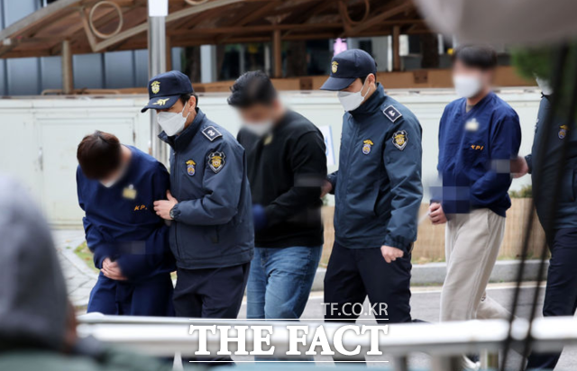 '영풍제지 주가조작' 관련 자본시장법 위반 혐의를 받는 김모 씨 등 3명이 지난 2023년 11월 서울남부지법에서 열린 구속 전 피의자 심문(영장실질심사)에 출석하고 있다. /뉴시스