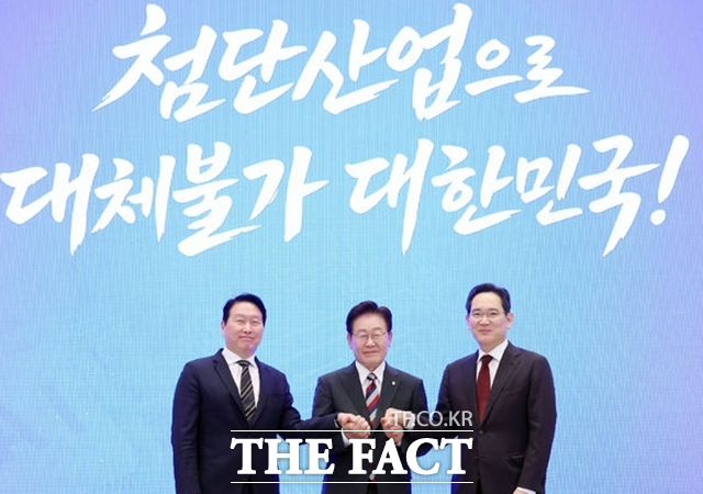 이재용 삼성전자 회장(오른쪽부터), 이재명 대통령, 최태원 SK그룹 회장이 지난 6월 청와대 영빈관에서 열린 '대한민국 대도약 3대 메가 프로젝트 국민보고회'에서 기념 촬영을 하고 있다. /뉴시스