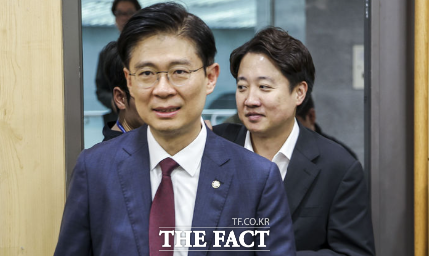 조정훈 국민의힘 의원과 이준석 개혁신당 의원이 30일 서울 여의도 국회 의원회관에서 열린 수도권 주거혁신 포럼 창립 세미나에 참석하고 있다. /뉴시스