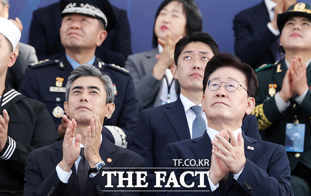 이재명 대통령이 1일 충남 계룡대 활주로에서 열린 제78회 국군의 날 기념식에서 박수를 치고 있다. 이 대통령은 이날 국군의 날 기념사에서 