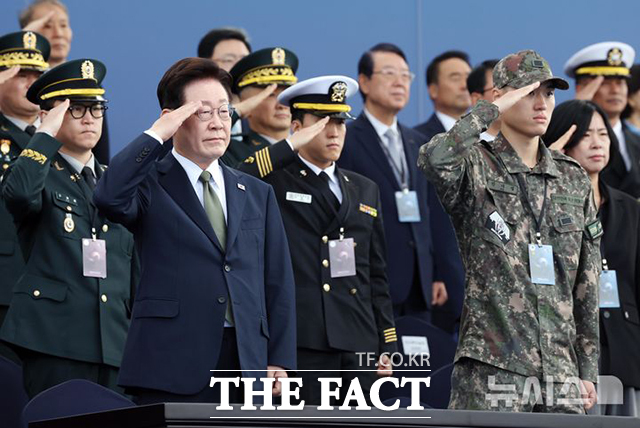 이재명 대통령이 1일 오전 충남 계룡대 활주로에서 열린 제78회 국군의 날 기념식에서 기념사를 하고 있다. /뉴시스