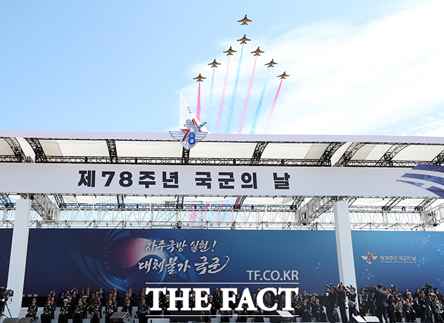 제78주년 국군의 날 기념식이 1일 충남 계룡대 활주로에서 열린 가운데 블랙이글스가 태극 모양을 만드는 고난도 기동을 선보이고 있다. /뉴시스
