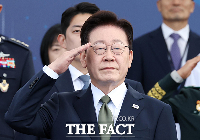 이재명 대통령이 1일 오전 충남 계룡대 활주로에서 열린 제78회 국군의 날 기념식에서 기념사를 하고 있다. /뉴시스