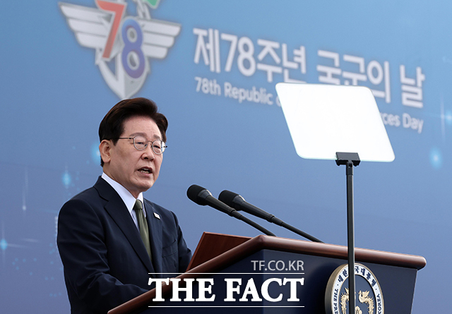 이재명 대통령이 1일 오전 충남 계룡대 활주로에서 열린 제78회 국군의 날 기념식에서 기념사를 하고 있다. /뉴시스