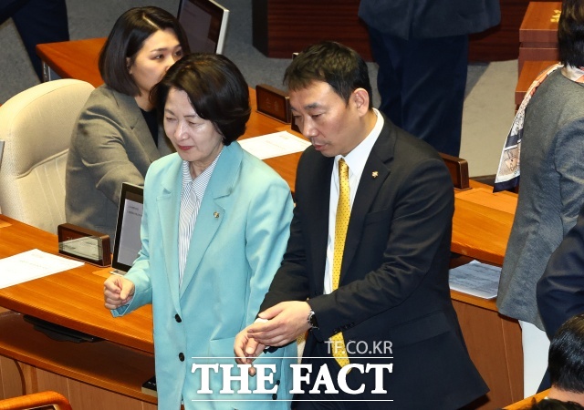 대통령과 청와대가 1일 인사청문 절차를 재개하며 인선을 추진하겠다는 뜻을 밝혔지만, 검찰개혁 강경파는 김 후보자에 대한 지명 철회 요구를 굽히지 않았다. 사진은 지난 3월 20일 국회 본회의에서 공소청법안(대안)에 대한 투표를 마치고 김용민 민주당 의원과 이동하고 있는 당시 추미애 국회 법제사법위원장. /뉴시스