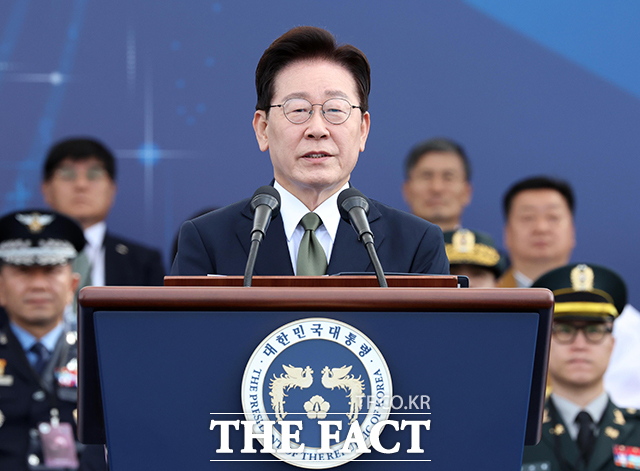 이재명 대통령은 1일 청와대 평화외교특별보좌관에 송영길 의원, 국방정책특별보좌관에 김병주 의원을 각각 위촉했다고 성기홍 청와대 홍보소통수석이 브리핑에서 밝혔다. 이 대통령이 1일 충남 계룡대 활주로에서 열린 제78주년 국군의 날 기념식에서 기념사를 하고 있다. /뉴시스