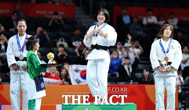 몽골과 일본 선수를 제치고 시상대 가장 위에 오른 허미미./나고야=뉴시스