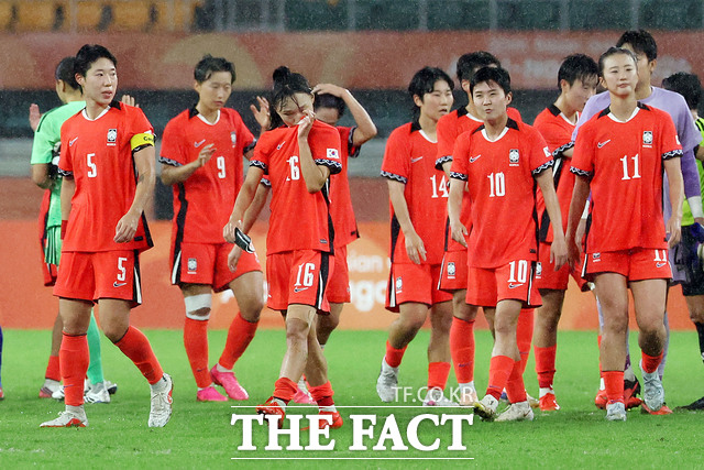 지난달 29일 열린 2026 아이치·나고야 아시안게임 여자 축구 준결승 한국과 일본의 경기에서 0-2로 패한 한국 선수들이 아쉬워하고 있다. /AP.뉴시스