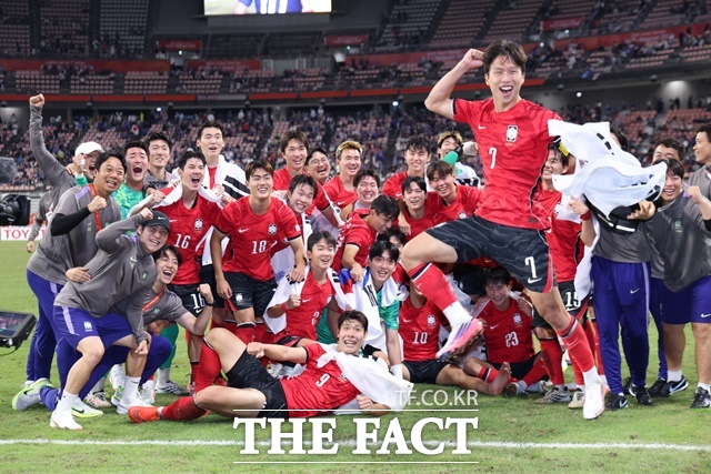 한국 이민성호의 '캡틴' 엄지성(7번)이 3일 일본과 2026 아이치-나고야 아시안게임 남자축구 결승전에서 결승골 활약으로 1-0 승리를 견인, 사상 최초의 대회 4연패를 기록한 뒤 기쁨을 마음껏 표출하고 있다./나고야=뉴시스