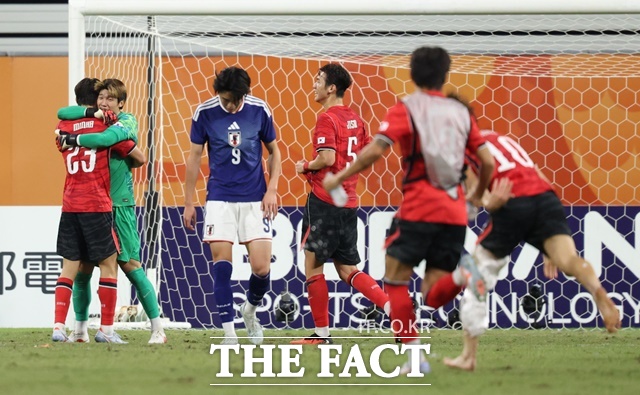지난 1월 U-23 아시안컵 준결승에서 0-1 패배를 설욕한 한국 선수들이 환희를 만끽하는 동안 일본 선수가 고개를 떨구고 있다./나고야=뉴시스