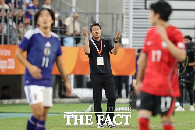 '운명의 한일전'에서 작전을 지시하고 있는 이민성 감독./나고야=뉴시스