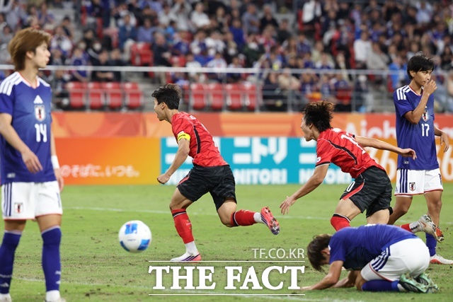 한국 공격의 에이스 엄지성이 일본과 2026 아시안게임 남자축구 결승전 후반 16분 선제골을 터뜨린 뒤 세리머니를 하고 있다./나고야=뉴시스