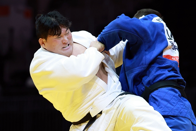 한국은 3일 일본에서 열린 2026 아이치·나고야 아시안게임 유도 혼성 단체전 준결승에서 카자흐스탄에 최종 3-4로 패했다. 사진은 지난 2일 일본 아이치현 나고야시 아이치 인터내셔널 아레나에서 열린 유도 남자 100kg 이상급 동메달 결정전 한국 김민종이 아랍에미리트 마고메도마르 마고메도마로프를 상대로 경기를 펼치고 있는 모습. /뉴시스