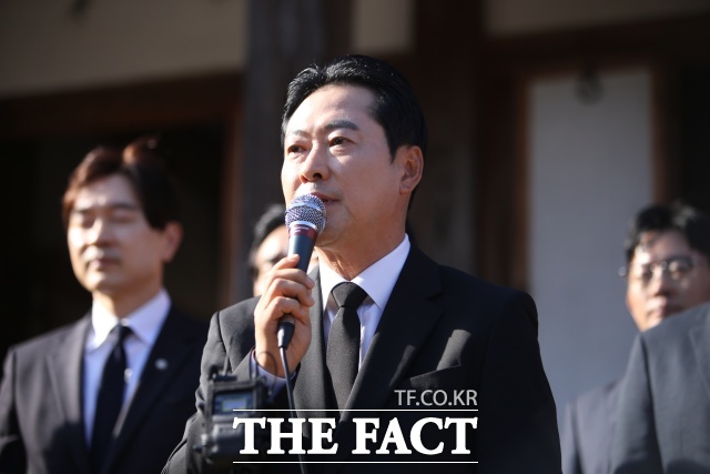 장동혁 국민의힘 대표가 5일 충북 옥천군 옥천읍 고(故) 육영수 여사 생가에서 기자회견을 열고 육 여사 피격 사건을 소재로 한 영화 '암살자(들)'을 비판하고 있다. /뉴시스