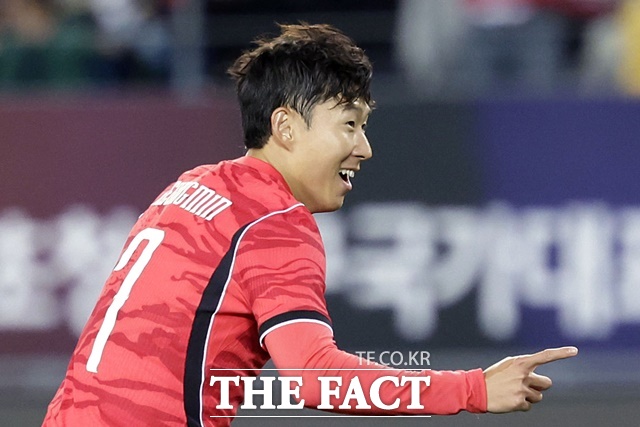 '전설' 차범근의 58호골을 넘어 전인미답의 59호골에 깃발을 꽂은 손흥민의 세리머니 장면./용인=뉴시스