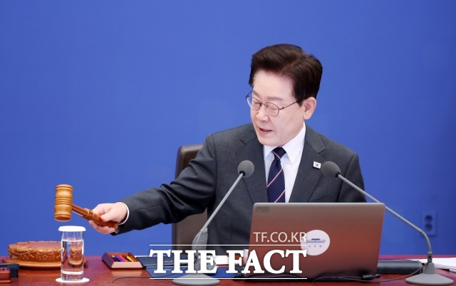 이재명 대통령이 6일 청와대에서 주재한 제43회 국무회의에서 의사봉을 두드리고 있다. /뉴시스