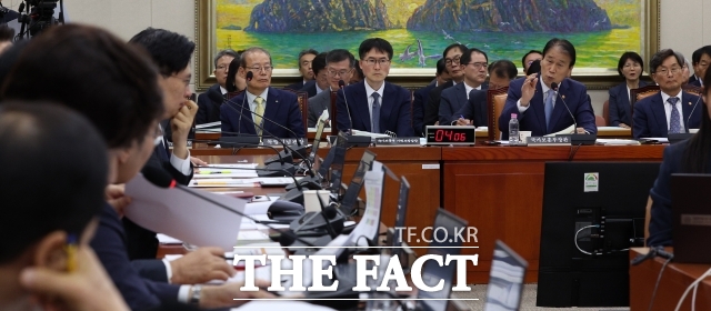 권오을 국가보훈부 장관이 6일 서울 여의도 국회에서 열린 정무위원회 국정감사(국가보훈부 등)에서 의원 질의에 답변하고 있다./뉴시스