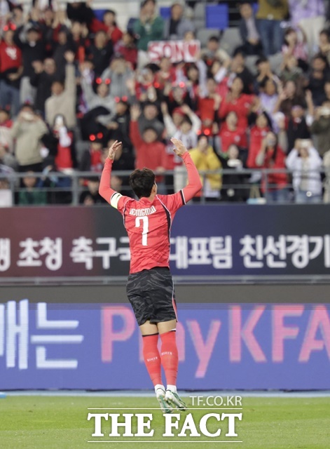 한국축구의 '캡틴' 손흥민이 6일 우즈베키스탄과 친선경기에서 개인 통산 A매치 최다인 59호골을 터뜨혀 한국축구의 새역사를 창조한 뒤 관중들과 함께 환호하고 있다./용인=뉴시스
