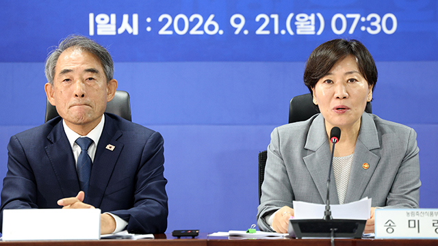 송미령 농림축산식품부 장관이 지난달 21일 서울 여의도 국회 의원회관에서 열린 농지 전수조사 추진방향 당정협의에서 발언하고 있다. 왼쪽은 윤준병 국회 농림축산식품해양수산위원회 더불어민주당 간사./뉴시스