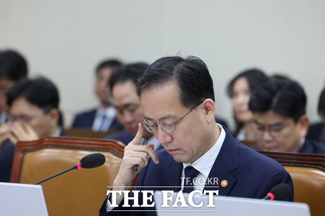이형일 부총리 겸 재정경제부 장관이 6일 여의도 국회에서 열린 국회 재정경제기획위원회의 재정경제부에 대한 국정감사에 출석해 자료를 살펴보고 있다. /뉴시스