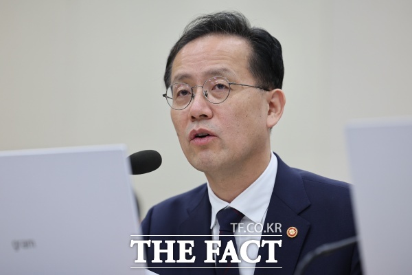 이형일 부총리 겸 재정경제부 장관이 6일 여의도 국회에서 열린 국회 재정경제기획위원회의 재정경제부에 대한 국정감사에 출석해 의원 질의에 답하고 있다. /뉴시스