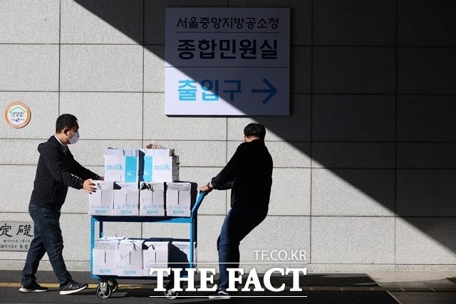 사진은 6일 서울중앙지방공소청에서 사건 등 서류들을 들고 이동하는 경찰 관계자들 모습. /뉴시스