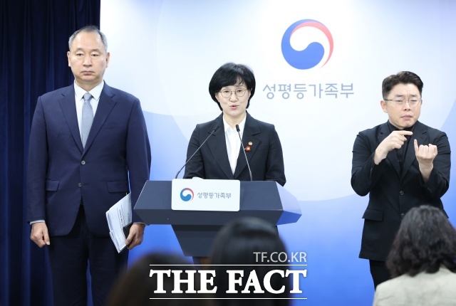 전국 산부인과 의원 네 곳 중 세 곳에는 입원병상이 없는 것으로 나타나 미프진 도입 시 원내투약 여부를 의료현실에 맞게 마련해야 한다는 지적이 나온다. 사진은 지난달 16일 오전 서울 종로구 정부서울청사에서 인공임신중지 약물 도입 방안을 발표하고 있는 원민경 성평등가족부장관. /뉴시스