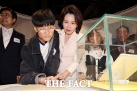  김혜경 여사, 시각장애 학생들과 훈맹정음 100주년 전시 관람