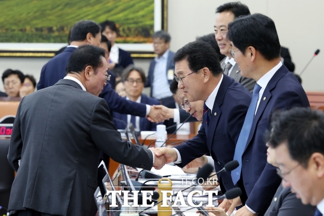 더불어민주당은 기후에너지환경노동위원회 등에서도 전력수요 전망과 주거정책 등 정부 정책의 문제점을 지적하며 개선을 요구했다. 사진은 지난 6일 열린 기노위의 기후에너지환경부에 대한 국정감사에서 여야 의원들이 인사를 나누고 있는 모습./뉴시스