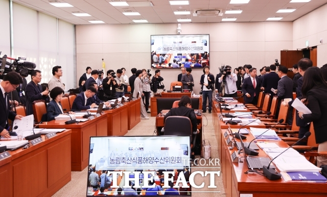 농림축산식품부는 지난 7일 열린 농림축산식품해양수산위원회의 농림축산식품부 국정감사에서 충분한 준비 없이 농지 조사를 추진해 농민들의 불안을 키웠다며 여야의 질타를 받았다. 사진은 농해수위의 농림부 등 국정감사 현장./뉴시스