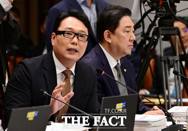 국감 장면이 유튜브와 사회관계망서비스(SNS)를 통해 짧은 영상으로 확산하는 미디어 환경도 이런 흐름에 영향을 주고 있다는 분석이 나온다. 사진은 천하람 개혁신당의원이 7일 서울 용산구 국방부에서 열린 국회 국방위원회의 국방부에 대한 국정감사에서 의사진행 발언을 하고 있는 모습. /국회사진기자단. 뉴시스