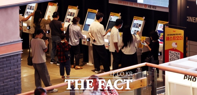 국가인권위원회는 2018년 영화관의 피난안내 영상에 수어와 자막 등을 제공하지 않는 문제를 장애인 차별로 판단하고 개선을 권고했다. 사진은 지난달 27일 서울의 한 영화관에 시민들이 영화를 예매하고 있는 모습으로 기사와 직접적인 연관은 없다. /뉴시스