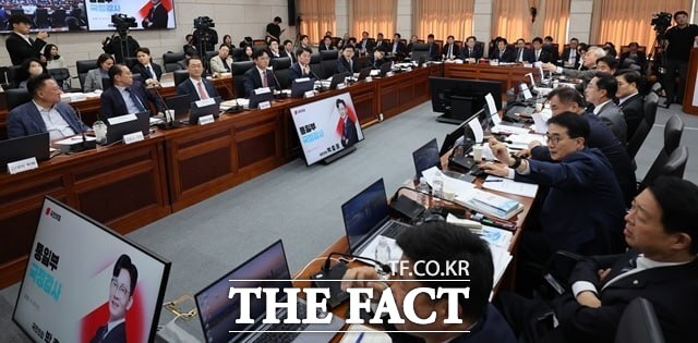 7일 서울 종로구 남북회담본부에서 열린 국회 외교통일위원회의 통일부 국정감사 도중 박충권 국민의힘 의원이 정동영 통일부 장관에게 '북한 대변인'이라고 하자 더불어민주당 의원들은