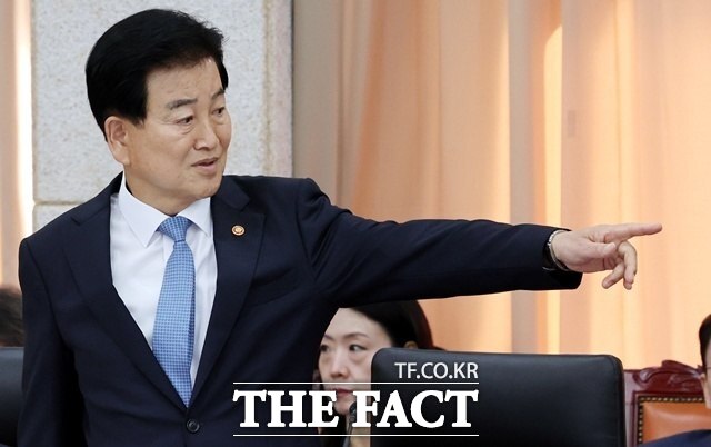 박충권 국민의힘 의원은 7일 서울 종로구 남북회담본부에서 열린 국회 외교통일위원회의 통일부 국정감사에서 정동영 통일부 장관(사진)을 향해