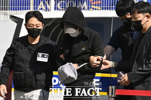 전남광주 나주의 한 주택에서 부부를 살해하고 금품을 빼앗은 혐의로 구속영장이 청구된 50대 남성이 9일 오후 광주지법에서 열린 구속 전 피의자 심문(영장실질심사)에 출석하고 있다. /뉴시스